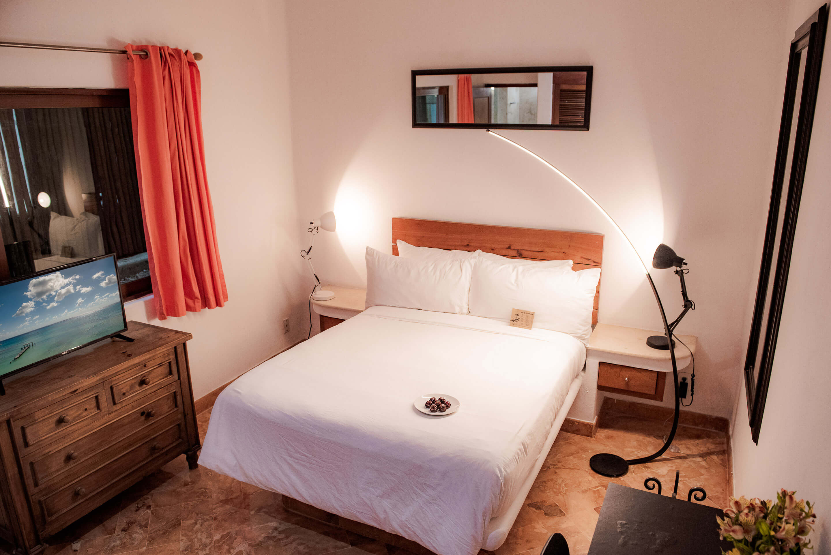 Sala de estar con sofá amplio y decoración artesanal