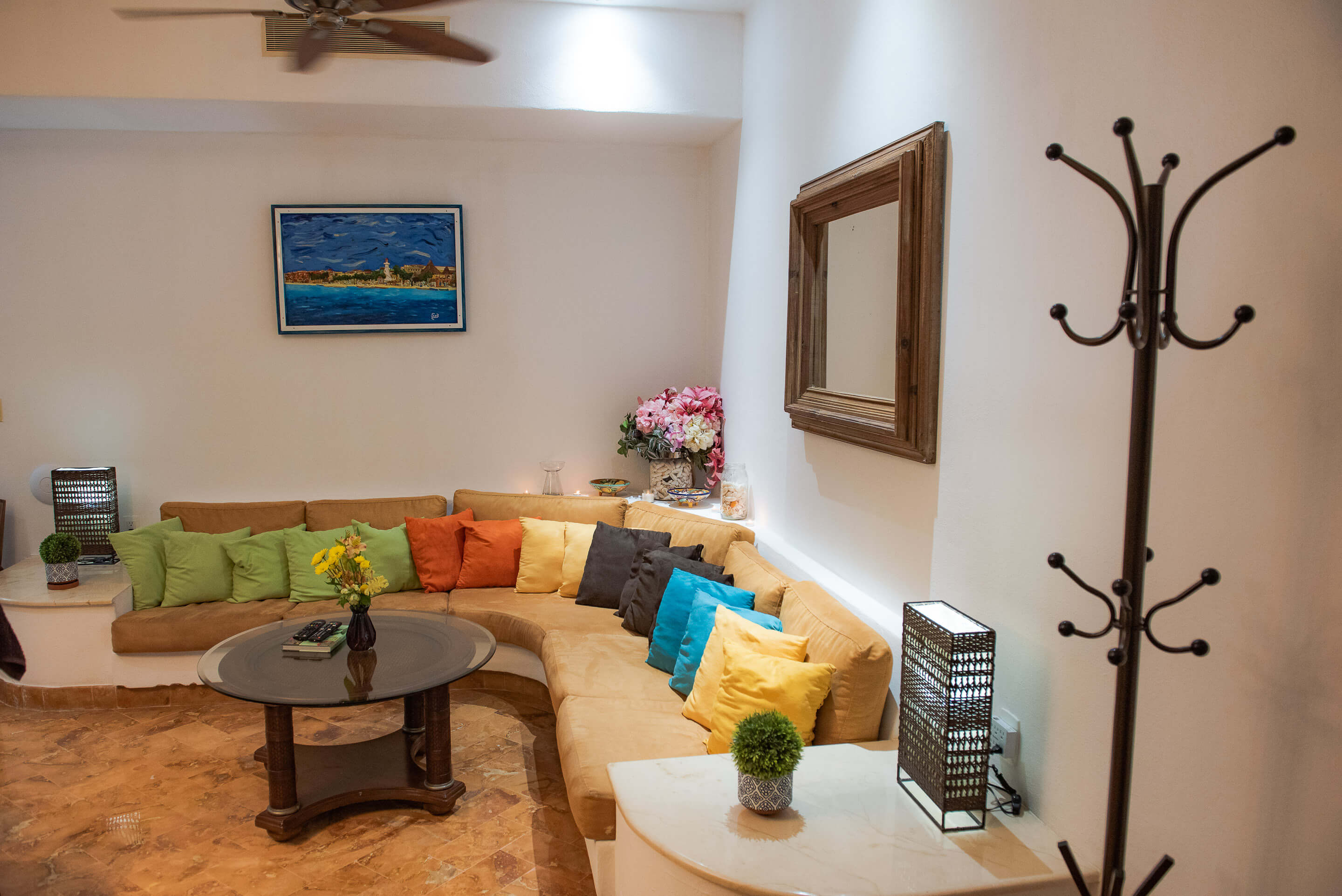 Área común con vegetación tropical y ambiente relajado
